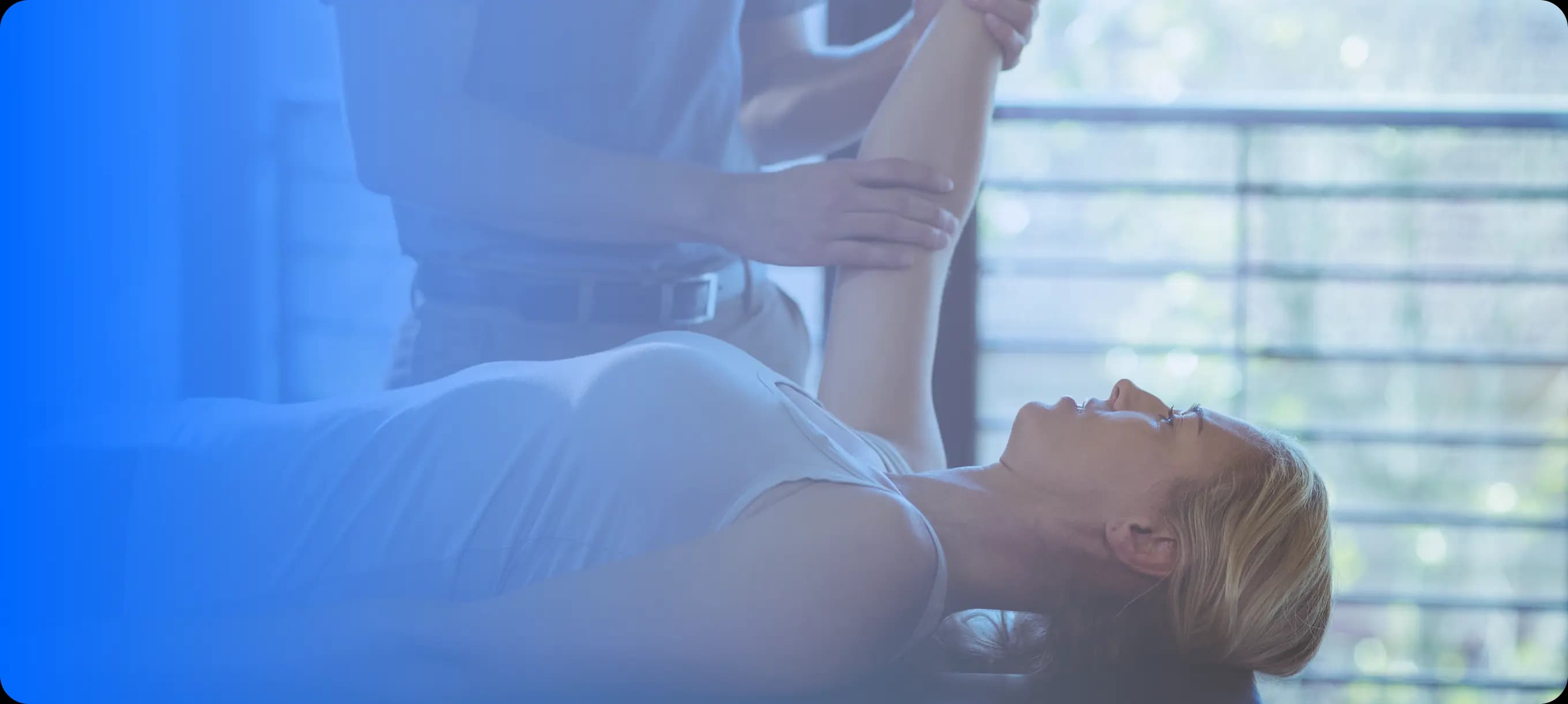 Dott. Giulio Bardazzi fisioterapista durante una seduta riabilitativa